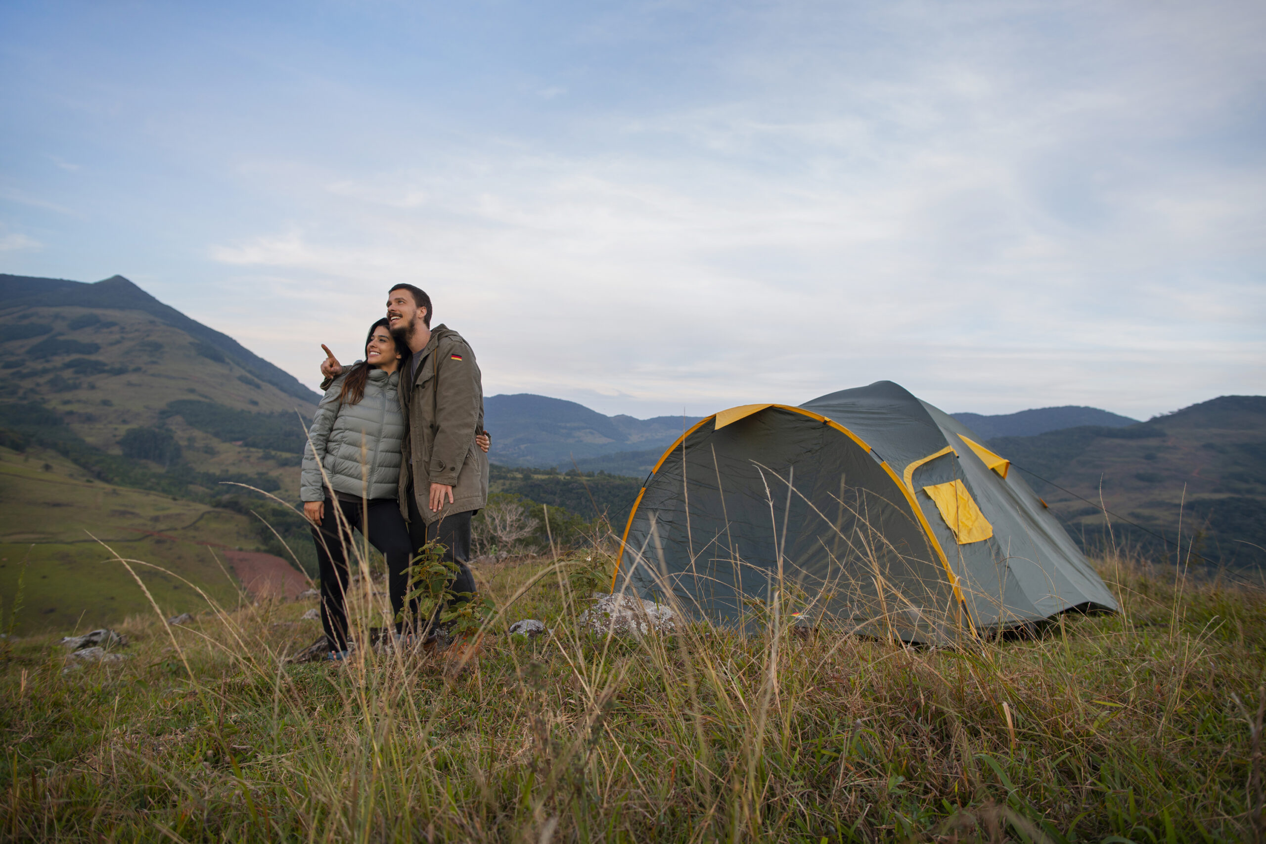 full-shot-adventurous-couple-bivouacking (1)